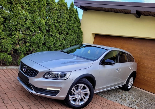 Volvo V60 Cross Country cena 61700 przebieg: 230000, rok produkcji 2018 z Opoczno małe 704